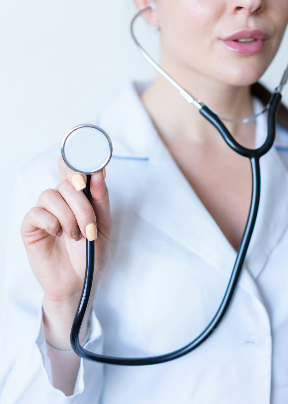 Médica sosteniendo un estetoscopio
